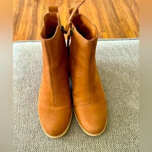 TOMS MARINA BROWN LEATHER HEELED BOOTS SZ 7.5 LIKE NEW
